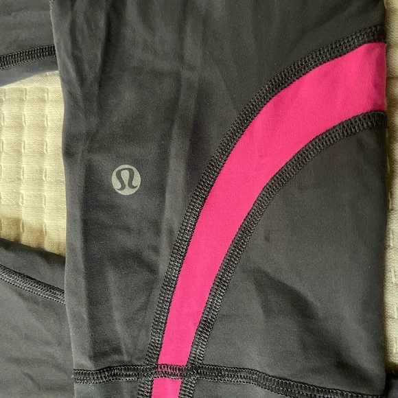 Lululemon Athletica Charcoal and Fuchsia Leggings - Picture 2 of 10